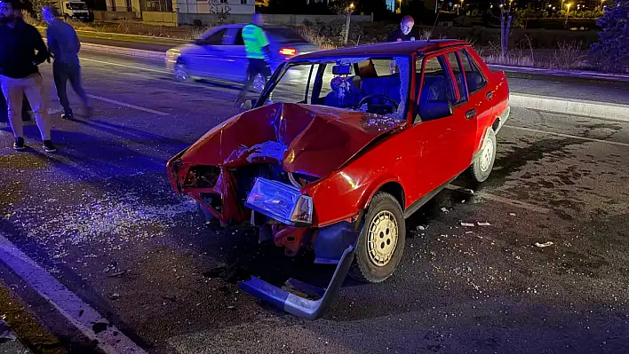 Kayseri'de aydınlatma direğine çarpan aracın sürücüsünü kurtarmak için ekipler zamanla yarıştı!