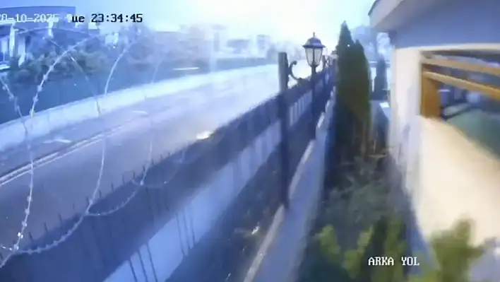 Kayseri'de aydınlatma direğine düşen yıldırım kameralara böyle yansıdı!