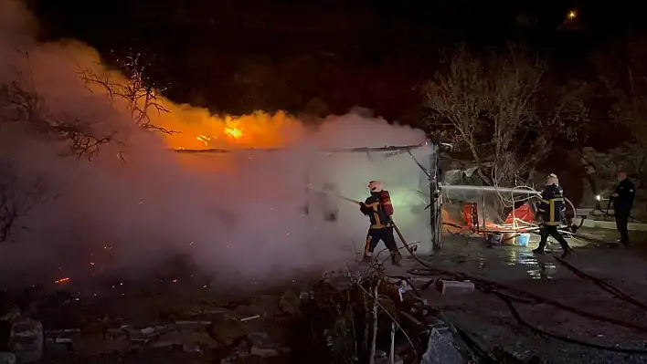 Kayseri'de bağ evi alevlere teslim oldu!