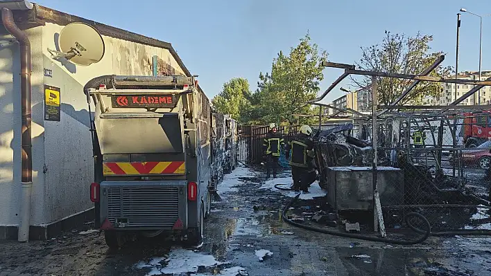 Kayseri'de belediye temizlik araçları küle döndü!