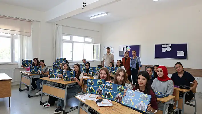 Kayseri'de binlerce öğrenci karne heyecanı yaşadı!