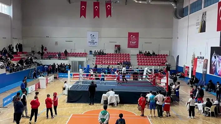 Kayseri'de boks mücadelesi nefes kesti