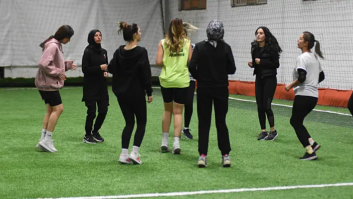 Kayseri'de çalışan kadınlar futbol takımı kurdu!