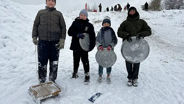 Kayseri'de çocuklar karda fırın tepsisiyle kaydı