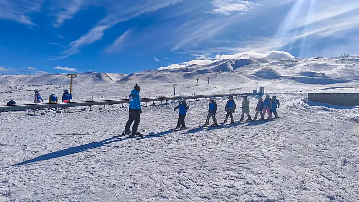 Kayseri'de çocuklar orman yeşilinden sonra kar beyazı ile buluştu…