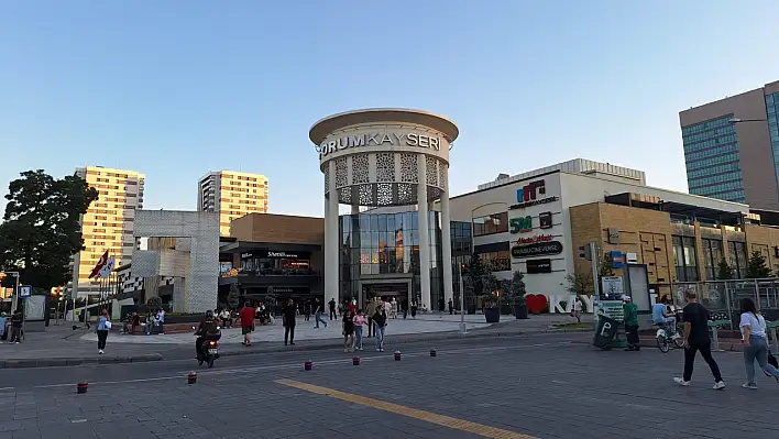 Kayseri'de çok sayıda şubesi bulunan giyim mağazası fabrikasını kapattı!