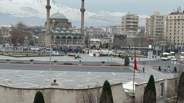 Kayseri'de de bayraklar yarıya çekildi...