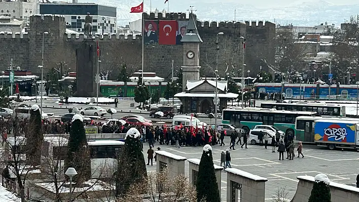 Kayseri'de de tepkiler yükseliyor! Cumhuriyet Meydanı'ndan yola çıktılar