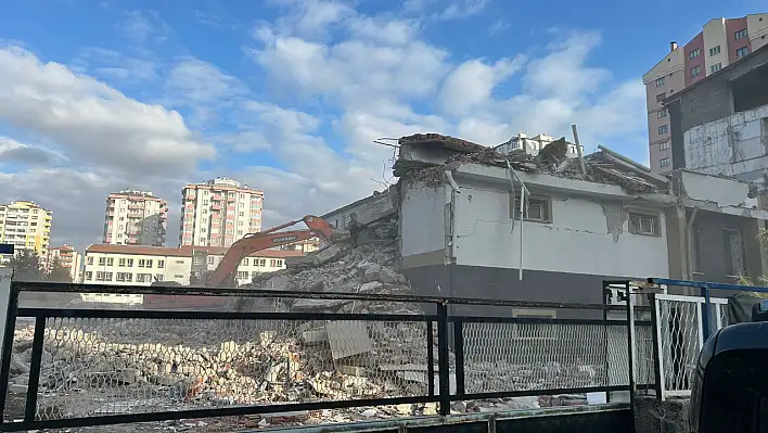 Kayseri'de depremde hasar alan okulun yıkımı hızla sürüyor!