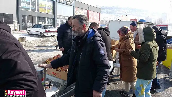 Depremzedeler sıcak çay ve çorba ile karşılanıyor