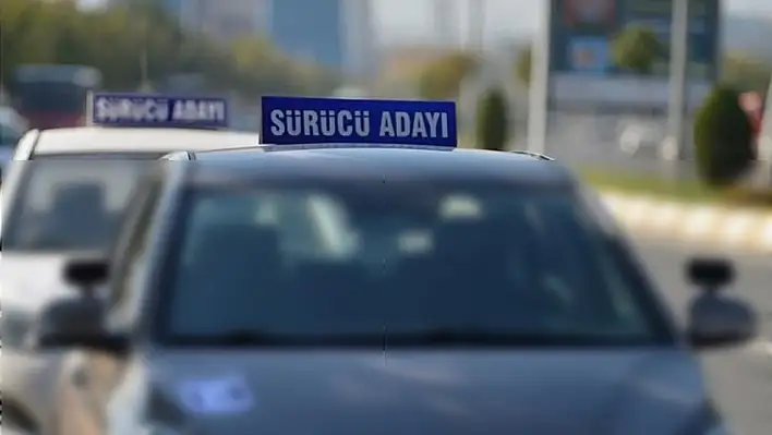 Kayseri'de direksiyon eğitmeninden ehliyet alma süreci: Kadınlar mı kolay alıyor erkekler mi?