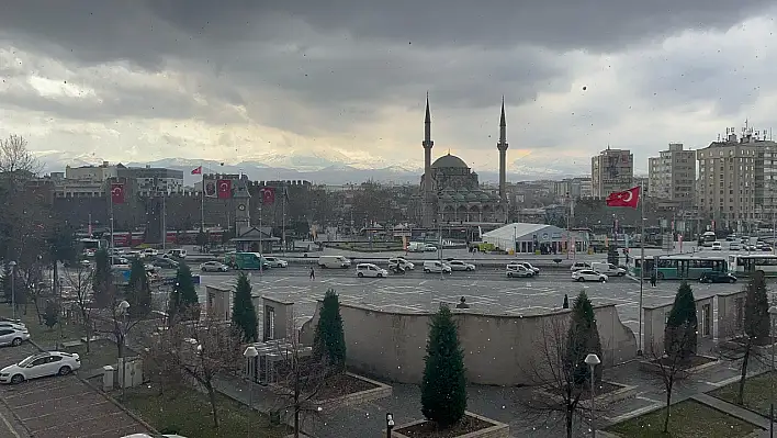 Kayseri'de Dolu Vatandaşlara Zor Anlar Yaşattı!