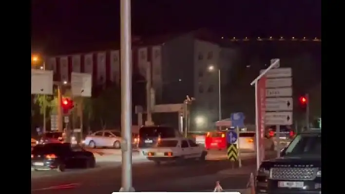 Kayseri'de EDS kameralarının kırmızı ışık ihlali anları cep telefonuyla kaydedildi