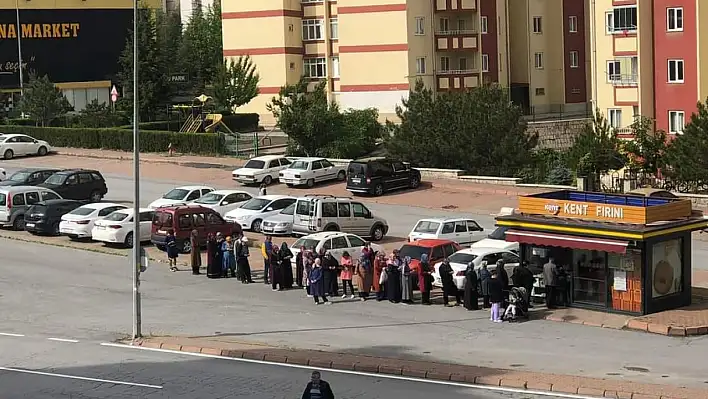 Kayseri'de ekmek kuyruğu