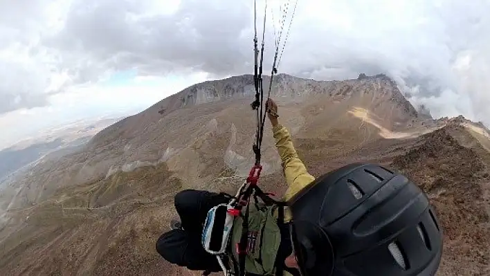 Kayseri'de eşeklerle taşınan paraşütler Erciyes zirvesinde havalandı
