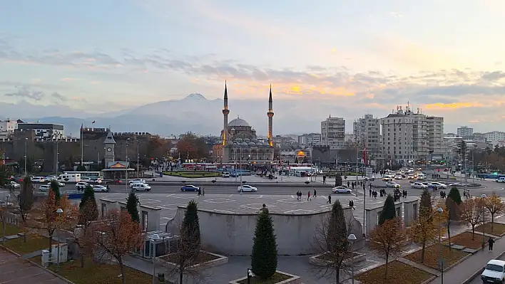 Kayseri'de eskiden gizli içiyorlardı – Şimdi Cumhuriyet Meydanı'nda toplu içiyorlar!