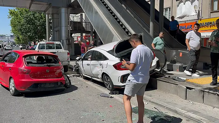 Kayseri'de feci kazada: Araçlar kullanılamaz hale geldi