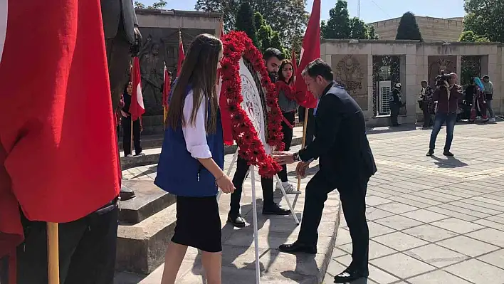 Kayseri'de Gençlik Haftası, çelenk töreni ile başladı