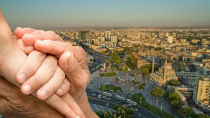 Kayseri'de göç başladı: Aile büyüklerine dua ediyorlar!