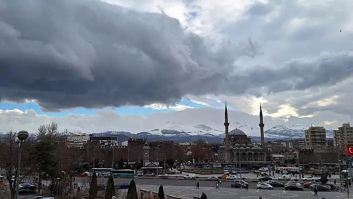 Kayseri'de gökyüzünde birden ortaya çıktı! Siyah ve beyaz karşı karşıya geldi