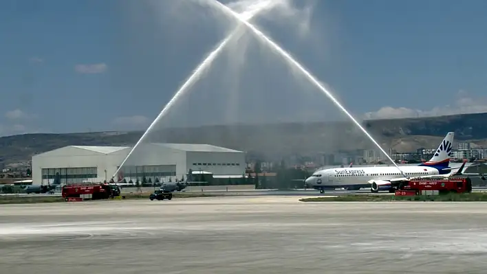 Kayseri'de gurbetçilere su selamlamalı karşılama