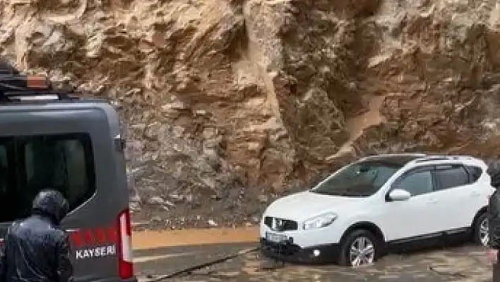 Kayseri'de heyelan oldu! Araçlar yolda kaldı