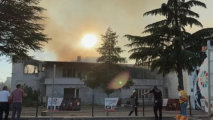 Kayseri'de büyüyen yangın fabrikaya sıçradı