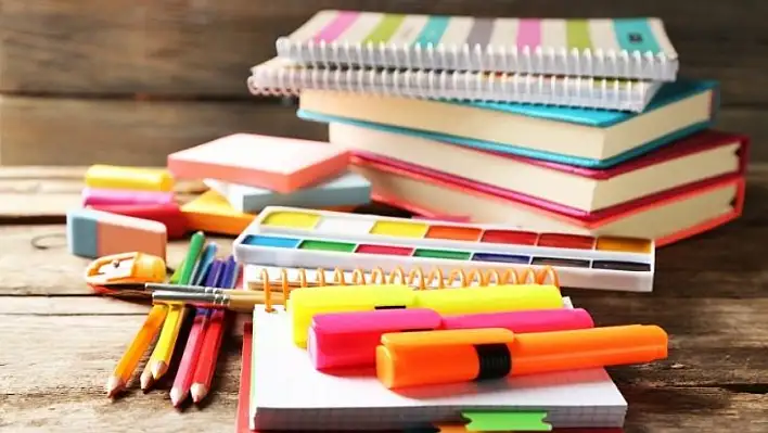 Kayseri'de ihtiyaç sahibi öğrencilere kırtasiye yardımı