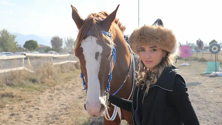 Kayseri'de kadın atlı okçular ön yargıları oklarıyla yıkıyor!