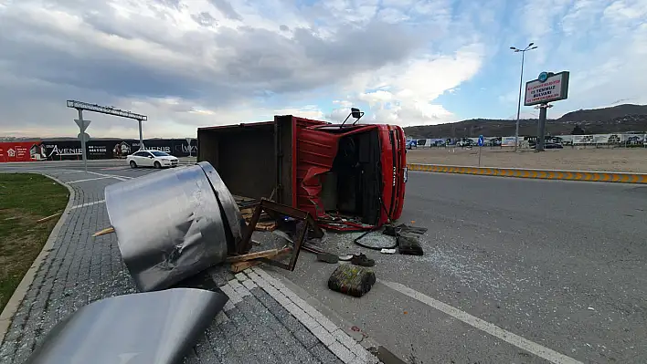 Kayseri'de kamyonet, virajda devrildi!