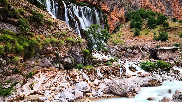 Kayseri Kapuzbaşı Şelalesi'nde şaşırtan görüntü!