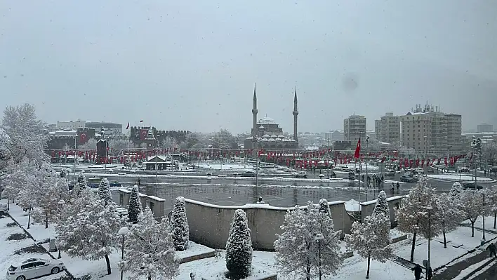 Kayseri'de kar yağdı- Çarşı, pazar boş kaldı!