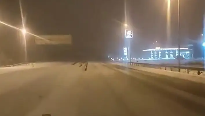 Kayseri'de kar yağışı şehri esir aldı: Erciyes yolu başta olmak üzere çok sayıda yol trafiğe kapandı!