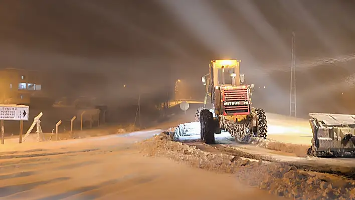 Kayseri'de kar yağışı sürüyor - İşte 174 mahallede ulaşıma açılan yollar!