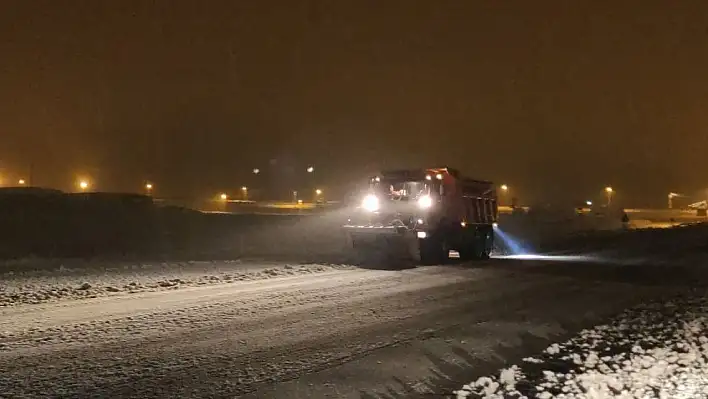 Kayseri'de kar yağışı ulaşımı etkilemeye devam ediyor: İşte yollarda son durum! ( 20 Mart)