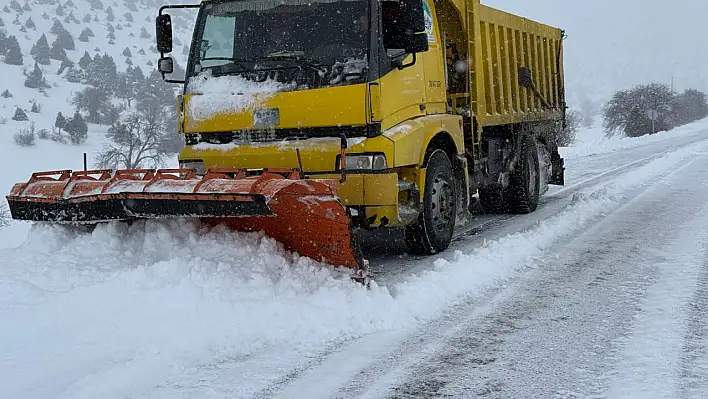 Kayseri'de karla mücadele sürüyor! 137 yol açıldı, 22 yol hâlâ kapalı!