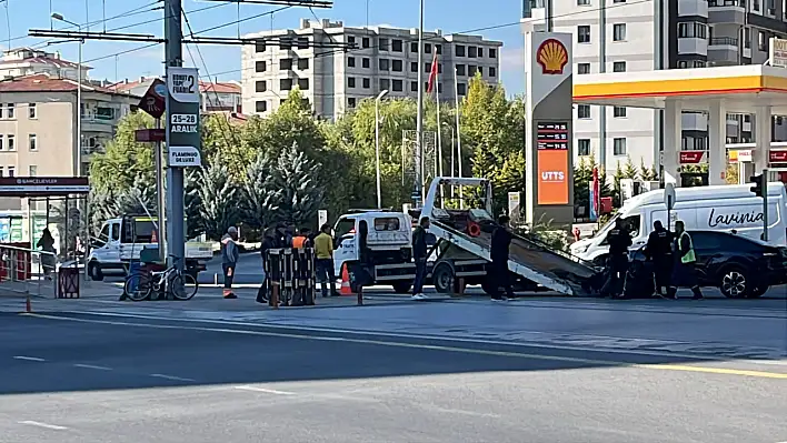 Kayseri'de kaza: Araç tramvay tırabzanlarına girdi!