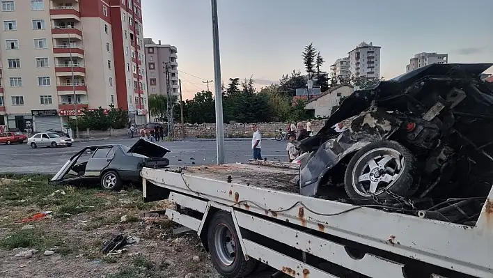 Kayseri'de Kaza Dehşeti - Araç ikiye Bölündü!