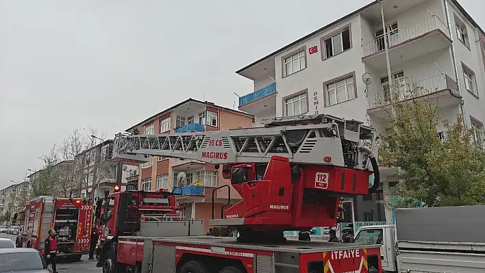 Kayseri'de kendini kilitlediği evini ateşe verdi!