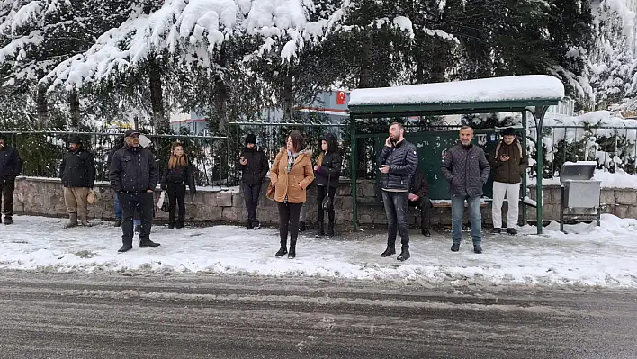 Kayseri'de kışın ortasında ulaşım kâbusu!