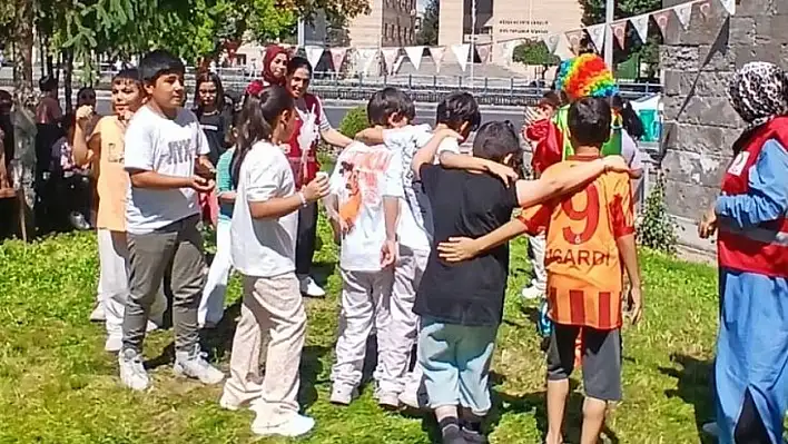 Kayseri'de 'Kızılay Çocuk Şenliği' coşkuyla gerçekleşti: Pamuk şeker, palyaço, kırtasiye...