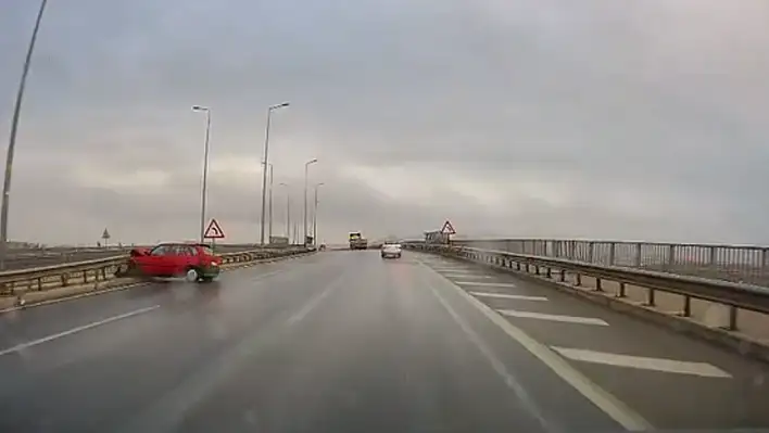 Kayseri'de kontrolden çıkan araç bariyerlere çarptı: İşte o anlar...