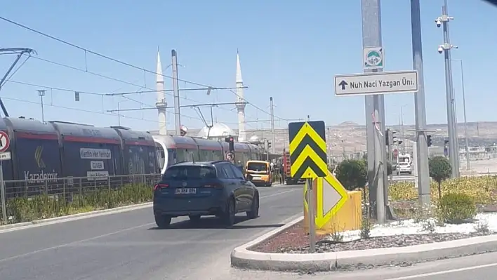 Kayseri'de Korku Dolu Anlar: Araç Tramvaya Çarptı!