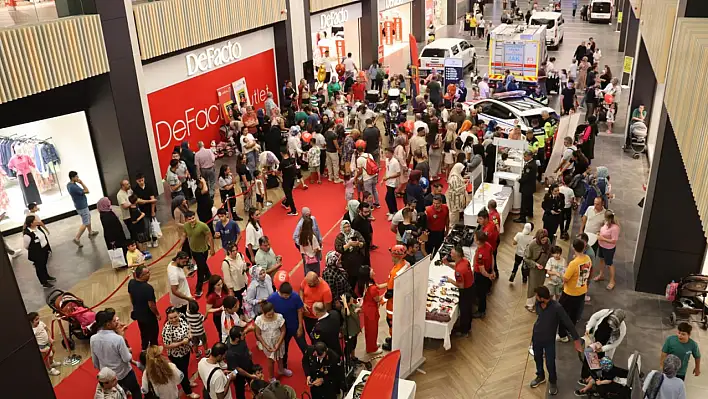 Kayseri'de Kumsmall AVM'de jandarma tanıtım standına yoğun ilgi