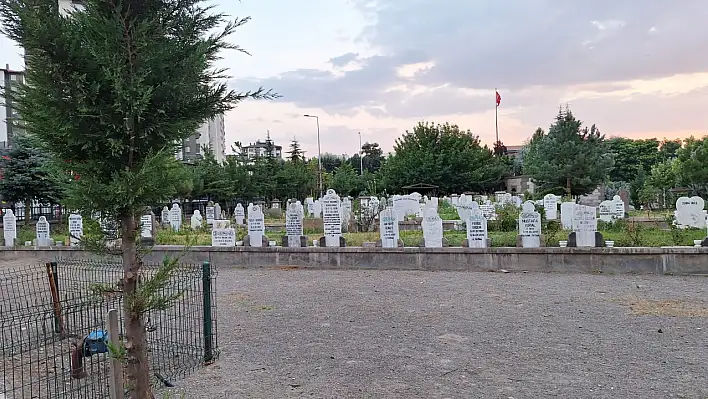 Kayseri'de mezar taşındaki yazı herkesi duygulandırdı: Gören bir daha dönüp baktı!