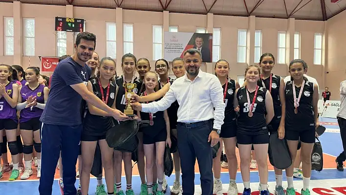 Kayseri'de Mini Kızlar-Erkekler voleybol turnuvası sona erdi - İşte kazananlar...