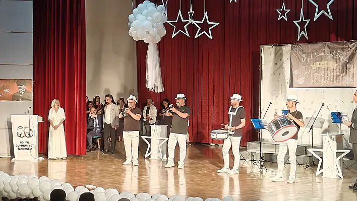 Kayseri'de minik öğrencilerin mezuniyet coşkusu