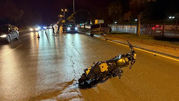 Kayseri'de motosikletle çarpışan otomobil refüje çıktı: 3 yaralı