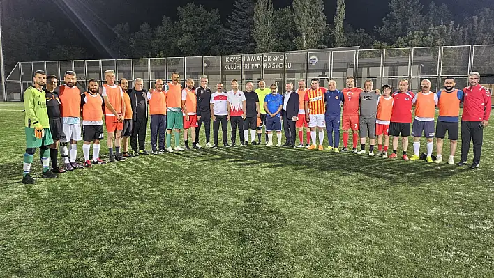 Kayseri'de müdürler ve muhtarlar dostluk maçı yaptı