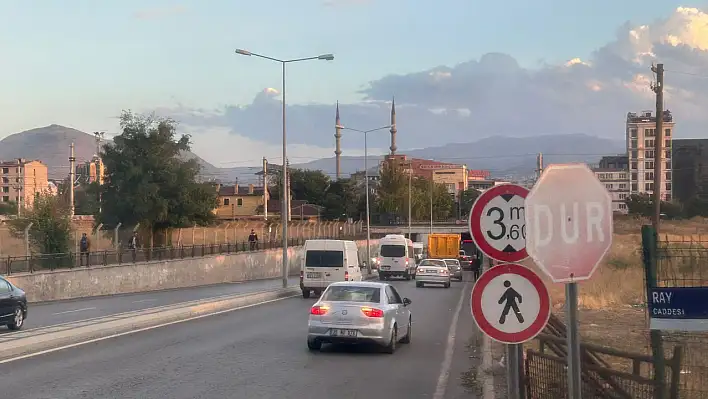 Kayseri'de o yol trafiğe kapandı: Giden araç geri dönüyor!